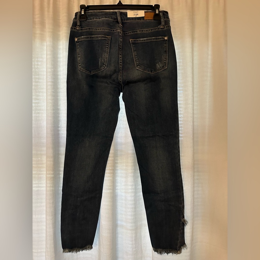 Judy Blue Mid-Rise Indigo Distressed Jeans / Frayed Tulip Hem - Size 7/28 - NWT - Picture 5 of 7